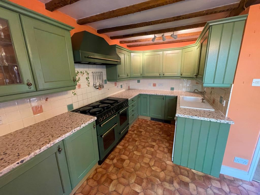 Lot: 18 - THREE-BEDROOM PERIOD PROPERTY IN POPULAR LOCATION - Kitchen